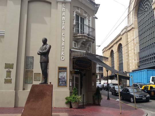 Monumento a Carlos Gardel y detrás el antiguo Bar Chanta Cuatro