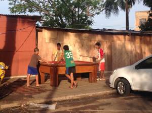 Chicos jugando al pool
