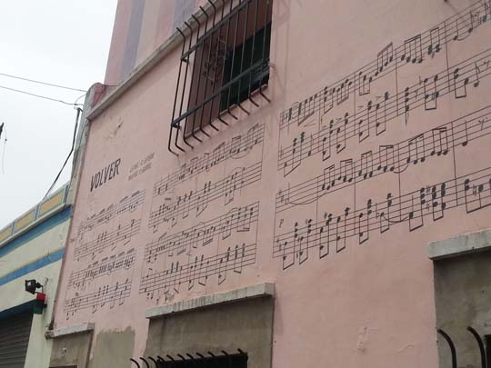Partituras del Tango Volver en una casa ubicada en el Pasaje Zelaya
