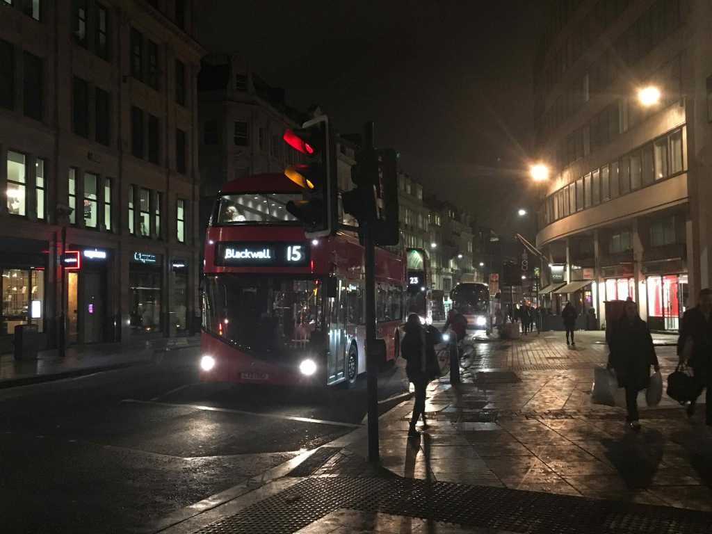 bus en la noche de londres