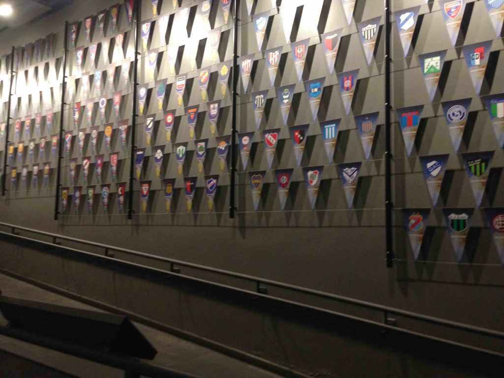 Banderines-de-clubes-argentinos-en-el-museo-del-futbol-sudamerica