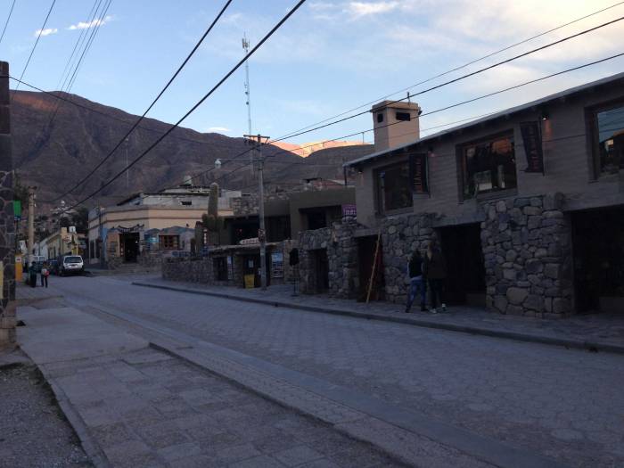 Calle tipica de Tilcara cuando baja el sol