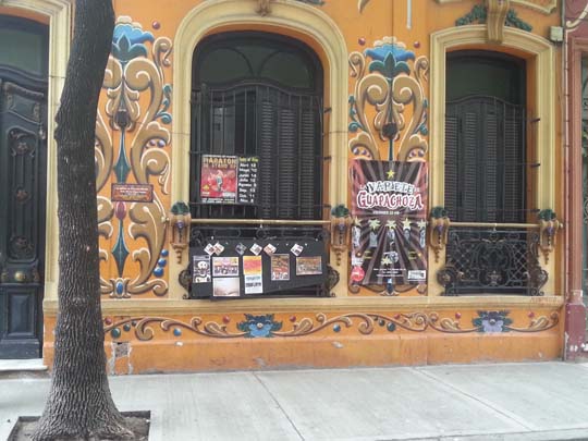 Fachada típica decorada con Fileteado