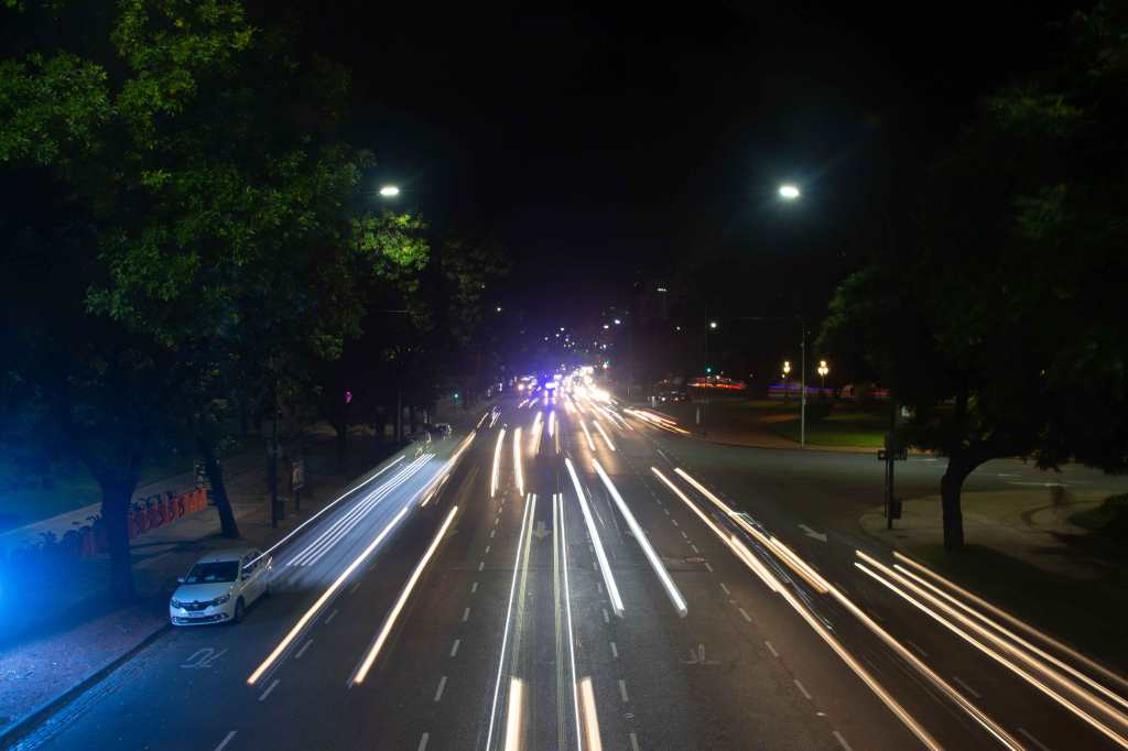 El camino asi es. Foto tomada a autos sobre el puente que cruza la avenida