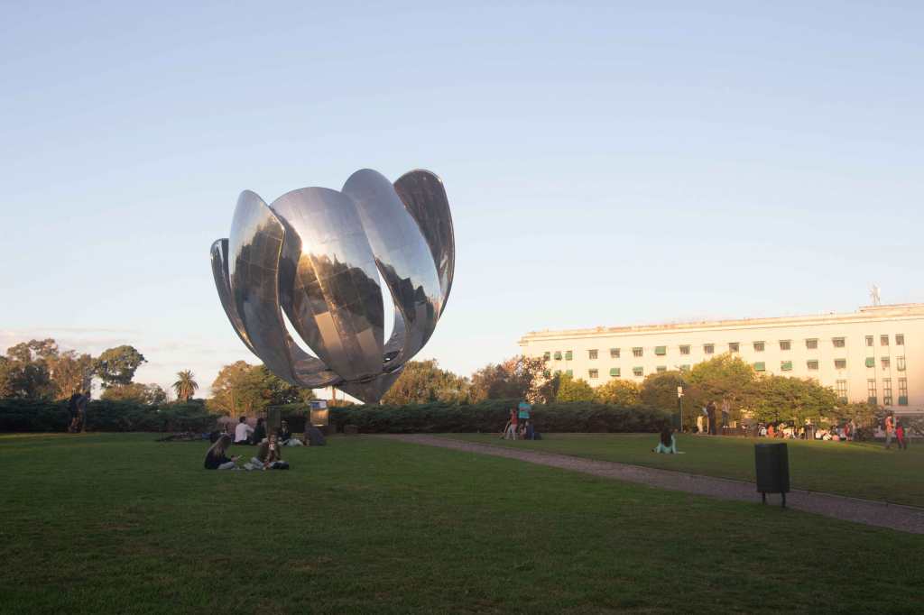 El camino asé es. Floralis generica de la ciudad autonoma de buenos aires con la facultad de derecho de la Universidad de Buenos Airees